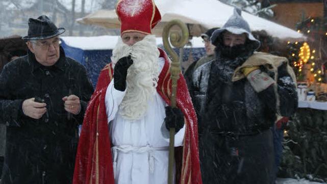 Nach 30 Jahren war Werner Burger beim Kirchaicher Adventsmarkt letztmals der Nikolaus; hier ist er in Begleitung von Pfarrer Franz Thoma (links). Foto: sw