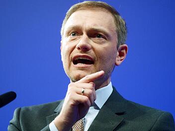 Christian Lindner, der Vorsitzende der FDP, spricht am 06.01.2014 im Opernhaus in Stuttgart (Baden-Württemberg) beim traditionellen Dreikönigstreffen der Partei. Foto: Bernd Weißbrod/dpa
