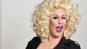 Travestiekünstlerin Elke Winter führt am Donnerstag zusammen mit Marcus Geuss durchs Programm.