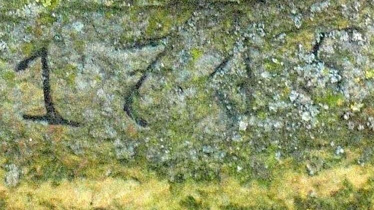 Detail mit der ausgemalten Jahreszahl 1745.