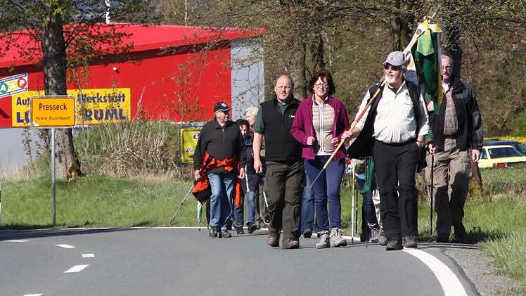 Noch 100 Meter vom Ortsende Presseck bis zum Gelände des TSV. Foto: Klaus Klaschka