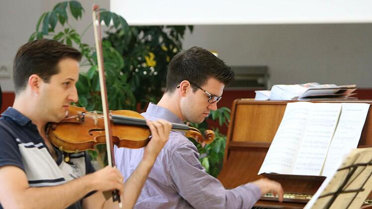 Impressionen vom Gesprächskonzert mit dem Aramis-Trio im Coburger Gymnasium Ernestinum. Der Auftritt war Besstandteil des Festivals "Klanggrenzen".Foto: Jochen Berger