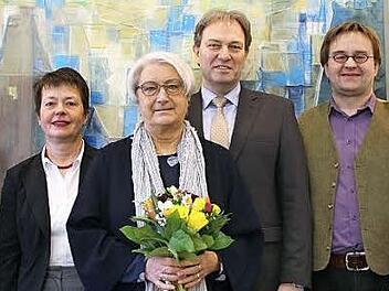 Rosemarie Lebok (mit Blumen) wurde aus dem Landratsamt in den Ruhestand verabschiedet. Das Bild zeigt sie mit (von links) Christina Hammerschmidt, Gisela Hable, Landrat Klaus Löffler, Matthias Korn und Maria Müller. Foto: privat