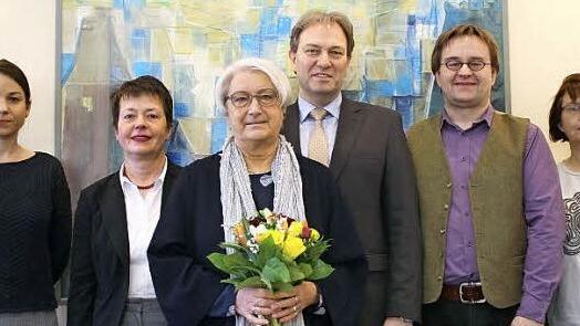 Rosemarie Lebok (mit Blumen) wurde aus dem Landratsamt in den Ruhestand verabschiedet. Das Bild zeigt sie mit (von links) Christina Hammerschmidt, Gisela Hable, Landrat Klaus Löffler, Matthias Korn und Maria Müller. Foto: privat