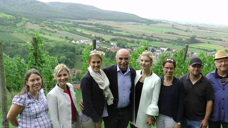 Den schönen Ausblick vom Schloßberg hinab auf Zell und das Maintal genossen (von links l.) Melanie Mühlfelder, Abt-Degen-Weinprinzessin Elisabeth Goger, die Fränkische Weinkönigin Silena Werner, Weinbaupräsident Artur Steinmann, Anna-Lena Gottschalk (Weinprinzessin Sand), Theresa Pfister (Weinprinzessin Oberschwappach), Florian und Richard Mühlfelder. Foto: Christian Licha