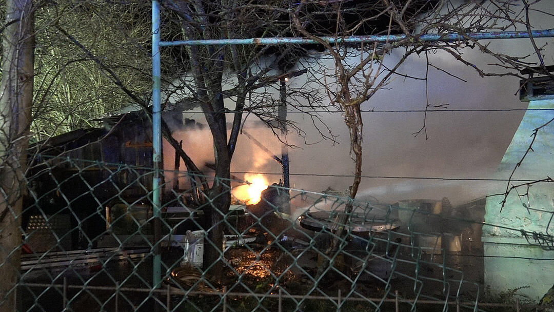 Tragödie in Mittelfranken: 56-Jähriger und seine zwei Hunde sterben bei Feuer in Gartenlaube