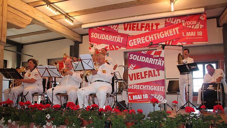 Der Spielmannszug der Freien Turnerschaft Schney umrahmte die Maikundgebung musikalisch.  Fotos: Stephan Stöckel