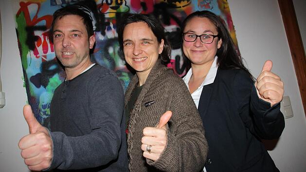 Daumen hoch f&uuml;r ein Jugendparlament. Die drei Jugendsprecher Stephanie Dittrich (Altenkunstadt/Mitte), Janine Brunecker (Weismain) und Marco Hennemann (Burgkunstadt) setzen sich f&uuml;r die Gr&uuml;ndung eines solchen Gremiums ein.  Foto: Stephan St&ouml;ckel