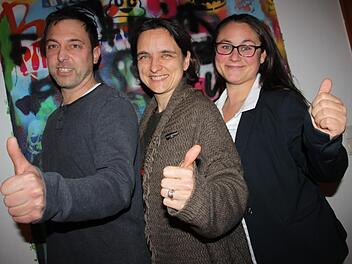 Daumen hoch für ein Jugendparlament. Die drei Jugendsprecher Stephanie Dittrich (Altenkunstadt/Mitte), Janine Brunecker (Weismain) und Marco Hennemann (Burgkunstadt) setzen sich für die Gründung eines solchen Gremiums ein.  Foto: Stephan Stöckel
