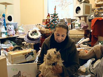 Ursula Boehm und der kleine Snoopy freuen sich über die vielen Geschenkpäckchen, die in diesen Vorweihnachtstagen im Tierheim eingetroffen sind.Foto: Heike Beudert