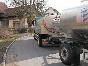 In Sulzdorf sieht man eine Gefährdung von Fußgängern beim Begegnungsverkehr von Lastkraftwagen. Ob eine Ampelregelung eine Lösung des Problems ist, soll nun durch eine provisorische Lichtzeichenanlage getestet werden.