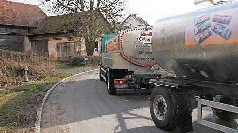 In Sulzdorf sieht man eine Gefährdung von Fußgängern beim Begegnungsverkehr von Lastkraftwagen. Ob eine Ampelregelung eine Lösung des Problems ist, soll nun durch eine provisorische Lichtzeichenanlage getestet werden.