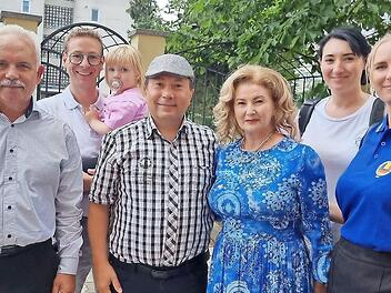 Vor der Schule sind zu sehen (v. r.): Maria Kariun von der Touristinfo Forchheim, die neue Partnerschaftsbeauftragte Ariane Sechi, Professorin und Direktorin Liliana Diana Pop, Stadtrat Atila Karabag, Stadtrat Josua Flierl sowie Gherlas Bürgermeis...