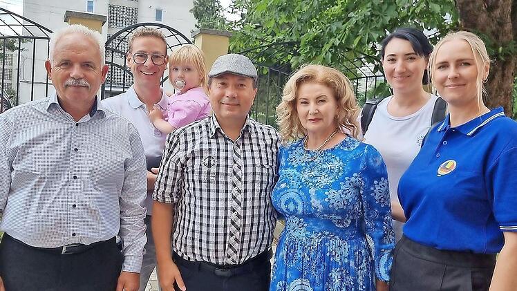 Vor der Schule sind zu sehen (v. r.): Maria Kariun von der Touristinfo Forchheim, die neue Partnerschaftsbeauftragte Ariane Sechi, Professorin und Direktorin Liliana Diana Pop, Stadtrat Atila Karabag, Stadtrat Josua Flierl sowie Gherlas Bürgermeis...