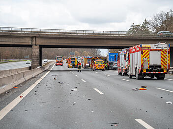 Unfall auf der A3 bei N&uuml;rnberg: Drei Fahrzeuge kollidieren &ndash; Sperrung nach Tr&uuml;mmerfeld