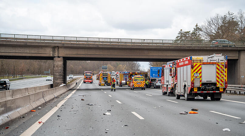 Unfall auf der A3 bei N&uuml;rnberg: Drei Fahrzeuge kollidieren &ndash; Sperrung nach Tr&uuml;mmerfeld