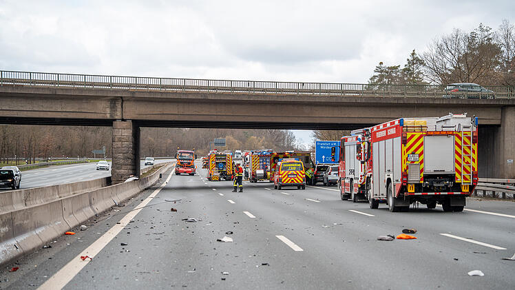 Unfall auf der A3 bei N&uuml;rnberg: Drei Fahrzeuge kollidieren &ndash; Sperrung nach Tr&uuml;mmerfeld