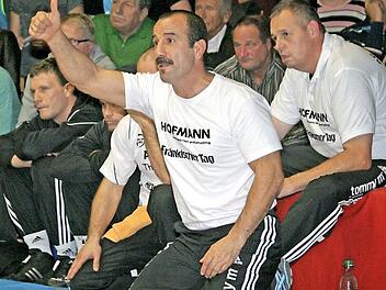 ACL-Cheftrainer Ali Hadidi gibt das Okay für die siebte Saison in der Ringer-Bundesliga. Zusammen mit dem ehemaligen Mannschaftsführer Jürgen Lieb (dahinter) hat der Coach wieder eine schlagkräftige Truppe zusammengestellt.  Foto: pr