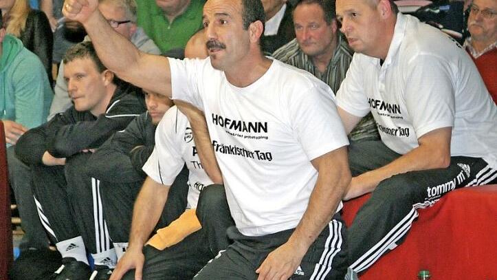 ACL-Cheftrainer Ali Hadidi gibt das Okay für die siebte Saison in der Ringer-Bundesliga. Zusammen mit dem ehemaligen Mannschaftsführer Jürgen Lieb (dahinter) hat der Coach wieder eine schlagkräftige Truppe zusammengestellt.  Foto: pr