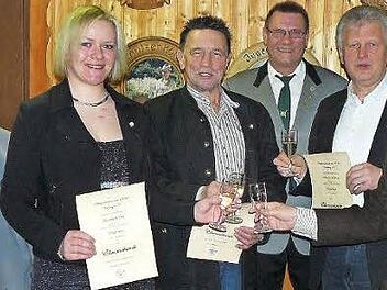 Ehrungen für 50- und zehnjährige Treue prägten die Hauptversammlung des Schützenvereines Neufang. Unser Bild zeigt (von links) Vorsitzenden Werner Reinfeld, Eva Lauterbach, Norbert Lauterbach, 2. Vorsitzenden Adolf Lauterbach, Richard Steinlein und Herbert Opel. Foto: Klaus-Peter Wulf