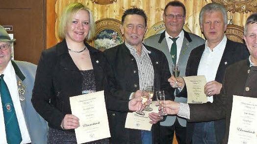 Ehrungen für 50- und zehnjährige Treue prägten die Hauptversammlung des Schützenvereines Neufang. Unser Bild zeigt (von links) Vorsitzenden Werner Reinfeld, Eva Lauterbach, Norbert Lauterbach, 2. Vorsitzenden Adolf Lauterbach, Richard Steinlein und Herbert Opel. Foto: Klaus-Peter Wulf