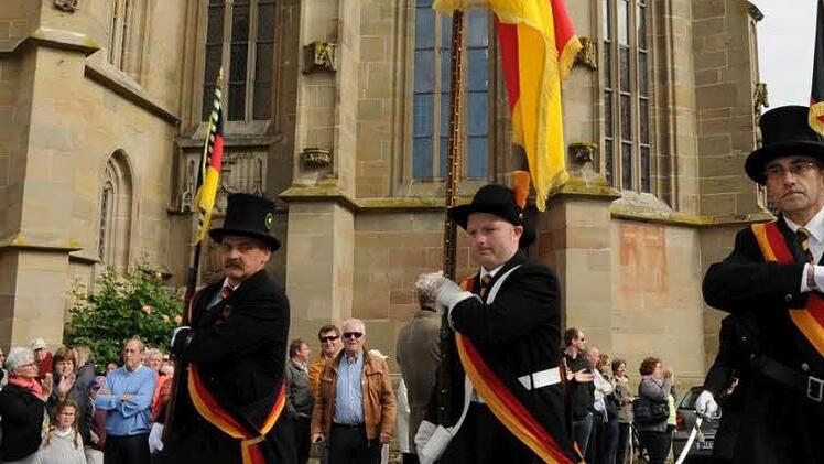 Immer ein besonderes Ereignis ist der Einmarsch der Ehrenfahne durch das Unfindener Tor. Getragen wird diese von Fahnenjunker Uwe Gagel. Ihm assistieren die Fahnenbegleiter Peter Schüler (links) und Manfred Michalowicz (rechs). Fotos: Gerold Snater