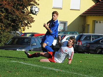 Hattrick im Derby: Der Matchwinner für den TSV Münnerstadt II war zweifelsfrei Kevin Mangold (links), hier im Zweikampf mit Christian Ziegler von der SG Seubrigshausen/Großwenkheim. Foto: Hopf