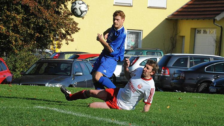 Hattrick im Derby: Der Matchwinner für den TSV Münnerstadt II war zweifelsfrei Kevin Mangold (links), hier im Zweikampf mit Christian Ziegler von der SG Seubrigshausen/Großwenkheim. Foto: Hopf