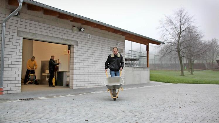 Innerhalb eines Jahres haben die Mitglieder des TSV Reiterswiesen eine Gerätehalle gebaut. Günter Kiesel (vorne) sowie Martin Seufert und Klaus Kiesel (hinten) haben die Arbeitsgruppe koordiniert, die sich um den Innenausbau und den Kanal gekümmert hat.  Foto: Anja Greiner