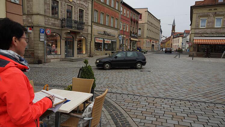 Susanne Hähnlein zählt den Verkehr an der Kreuzung Bahnhofstraße/Weihertorstraße/Marktplatz. Foto: Arkadius Guzy