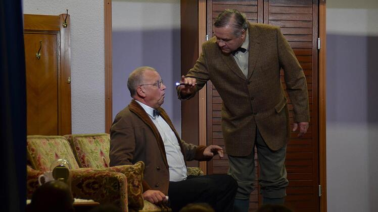 Auch Sanitätsrat Ruppelt (Norbert Halbig, rechts) steht vor einem Rätsel, weshalb er Moritz Krause (Ewald Halbig) untersucht.  Foto: Kathrin Kupka-Hahn