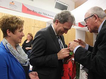 Zum Abschied gab's ein Geschenk vom Ehrenbürger Joachim Wiegand (r.) - links Klaus und Silke Löffler.  Foto: Veronika Schadeck