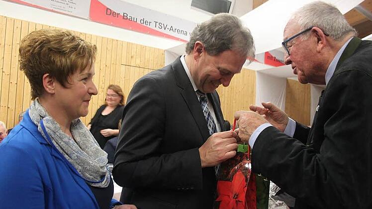 Zum Abschied gab's ein Geschenk vom Ehrenbürger Joachim Wiegand (r.) - links Klaus und Silke Löffler.  Foto: Veronika Schadeck
