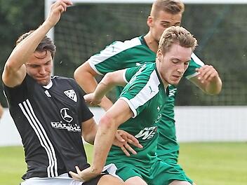 Sascha Engelhardt (Mitte) und der TSV Neudrossenfeld treffen auf Neuling SpVgg Erlangen.  Foto: Mularczyk