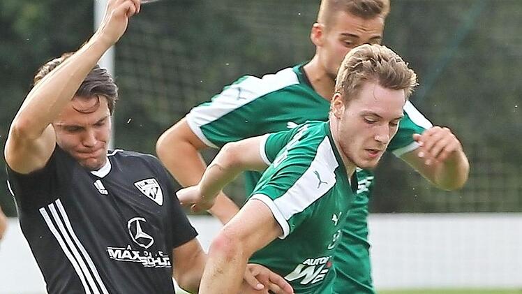 Sascha Engelhardt (Mitte) und der TSV Neudrossenfeld treffen auf Neuling SpVgg Erlangen.  Foto: Mularczyk