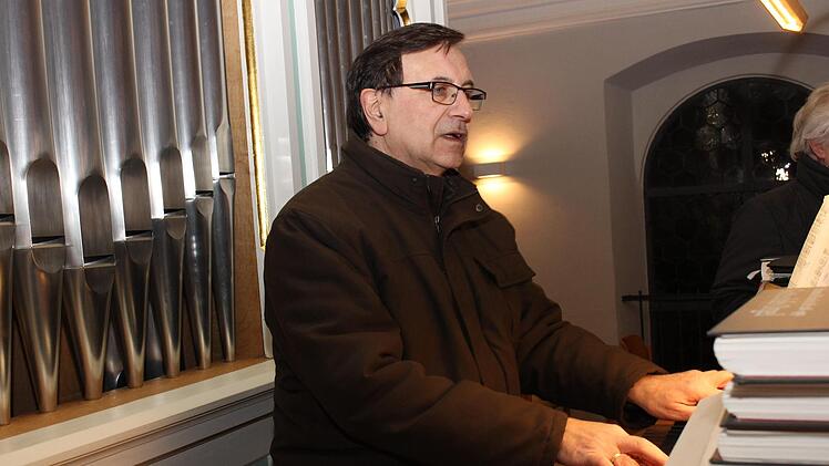 Burkard Schmitt ist auch einer der Organisten in Sambach.Evi Seeger