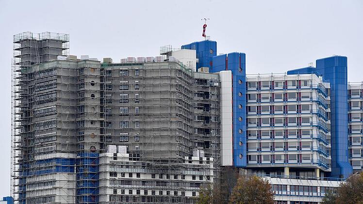Der vierte Bettenturm am Klinikum Bamberg. Foto: Ronald Rinklef