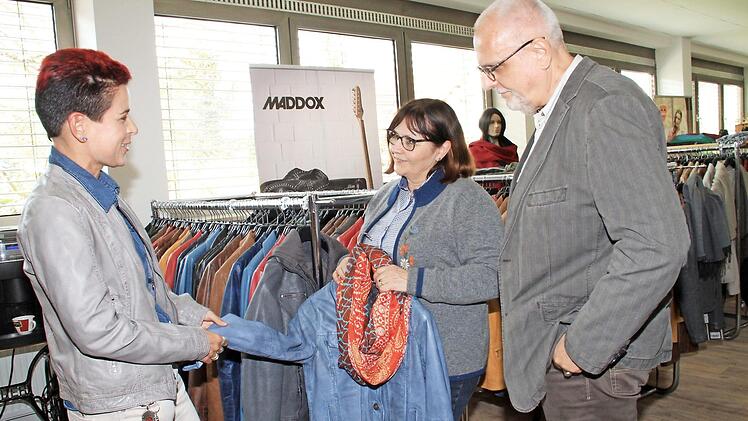 Auch Gabriele Schweigert von Maddox Outlet (Mitte) war mit der Resonanz des ersten verkaufsoffenen samstags im Frühling zufrieden.