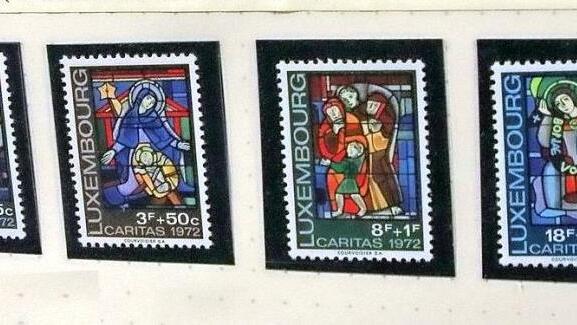 Ein Engel, St. Josef, Maria und das Jesuskind, Leute von Bethlehem und ein Egel. Diese Briefmarken stammen von der Kathedrale in Luxemburg