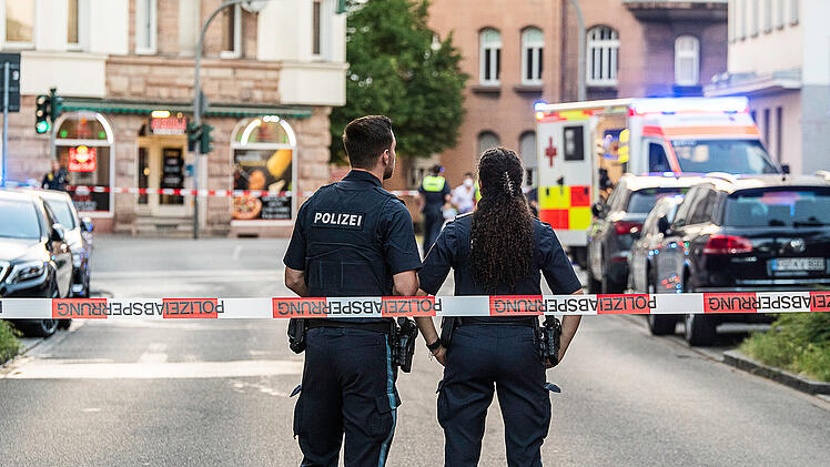 Wohnungsbrand in Mehrfamilienhaus in F&uuml;rth: Eine tote Person geborgen