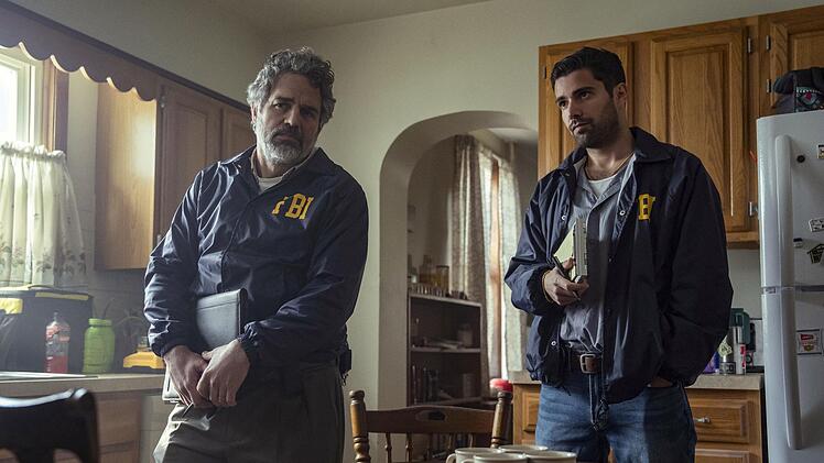 Tom (Mark Ruffalo, links) und Anthony Grasso (Fabien Frankel) beziehen ein Wohnaaus, in dem ihre vierköpfige Einheit arbeiten wird.