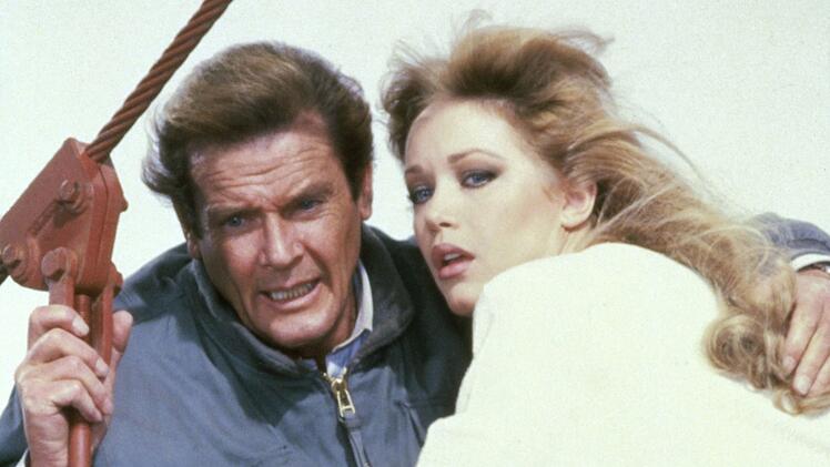 Sie schweben in h&ouml;chster Gefahr: James Bond (Roger Moore) und die h&uuml;bsche Stacey Sutton (Tanya Roberts).
