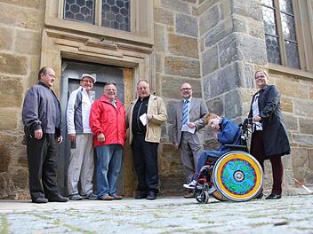 Pfarrer Richard Pfletschinger, Planer Dieter Gerstenkorn, Kirchenpfleger Albert Kuhn, Pfarrer Rudolf Theiler, Bürgermeister Robert Herrmann (im Bild von links) machten den Weg frei für Sebastian, den Isabell Kuhn im Rollstuhl den neuen Zugang testen ließ. Foto: Ralf Kestel