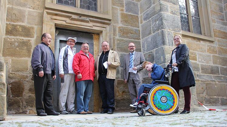 Pfarrer Richard Pfletschinger, Planer Dieter Gerstenkorn, Kirchenpfleger Albert Kuhn, Pfarrer Rudolf Theiler, Bürgermeister Robert Herrmann (im Bild von links) machten den Weg frei für Sebastian, den Isabell Kuhn im Rollstuhl den neuen Zugang testen ließ. Foto: Ralf Kestel