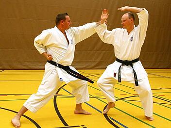 Marc Pöhlmann (links) und Ralf Kneitz beim Training. Die ATS-Karatekas erfüllten sich jüngst einen persönlichen Traum.  Foto: Monika Limmer