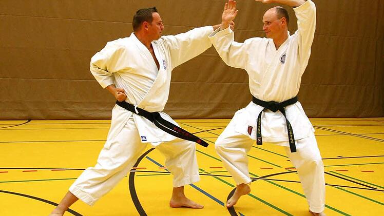 Marc Pöhlmann (links) und Ralf Kneitz beim Training. Die ATS-Karatekas erfüllten sich jüngst einen persönlichen Traum.  Foto: Monika Limmer