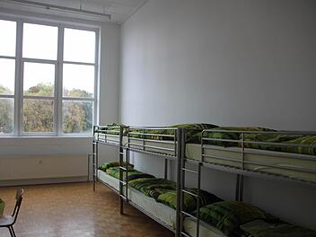 Lofts sind in der ehemaligen Spinnerei geplant: Doch vorerst hat die Firma Ecoloft fünf Räume an den Landkreis Forchheim vermietet, um Flüchtlinge einzuquartieren. Dieser Raum für acht Personen war am Donnerstag noch unbewohnt. Foto: Roepert