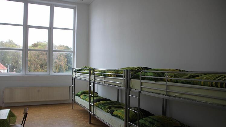 Lofts sind in der ehemaligen Spinnerei geplant: Doch vorerst hat die Firma Ecoloft fünf Räume an den Landkreis Forchheim vermietet, um Flüchtlinge einzuquartieren. Dieser Raum für acht Personen war am Donnerstag noch unbewohnt. Foto: Roepert