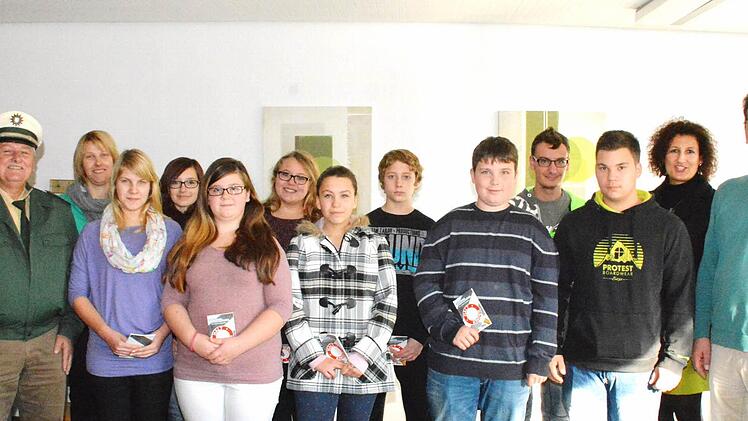Auf dem Bild sind die neuen Schülerlosten und Vertreter der Schule und Polizei zu sehen. Links Berthold Schineller, daneben Elternbeiratsvorsitzende Tanja Anding, rechts Josef Friedrich, daneben Cornelia Bartelmann.  Foto: Gerhard Schmidt