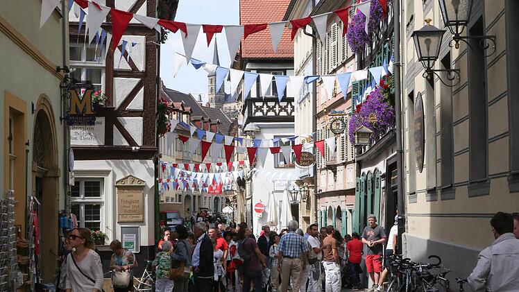 Die schön geschmückte Sandstraße in Bamberg zur Kirchweih von St.Elisabeth. Foto: RiegerPress
